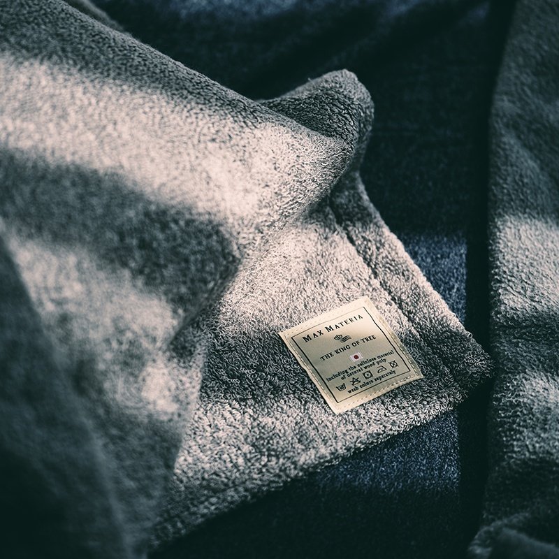 画像31: ◆ 最新作 ◆「 繁栄の象徴シリーズ 」 MAX MATERIA feat MEDEL GREEN ◆フェイス2P&オリーブ若木 ◆ デザイン黒樹脂鉢&ギフトBOX入り オリーブ:底から葉先まで約25〜40cm前後に剪定済 (31)